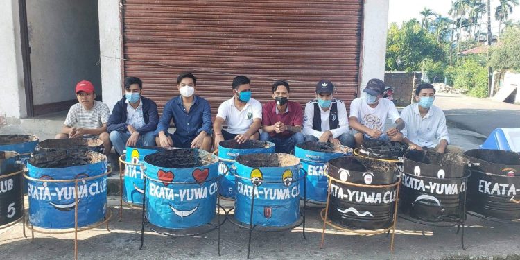तरहराका विभिन्न ठाउँमा डस्बिन राख्दै एकता युवा क्लब