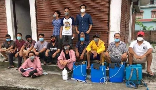 तरहराको एकता मार्गमा सेनिटाइज गर्दै युवाहरू