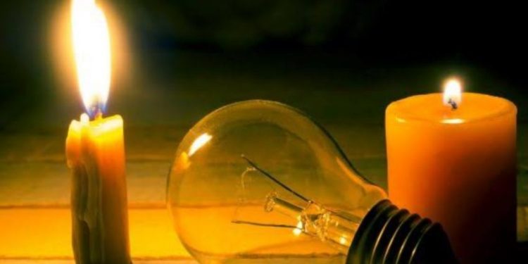 इटहरीमा १८ घण्टा लोडसेडिङ : आक्रोशित सर्वसाधारण भन्छन्, सडकमा आगो बाल्न नपरोस्