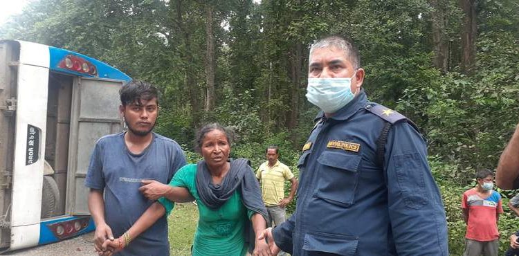 धरानबाट काँकडभिट्टा जाँदै गरेको बस दुर्घटना हुदा एक जनाको अवस्था गम्भिर