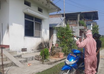 संक्रमितको घर–घरमा पुगेर सेनिटाइज गर्दै तरहराको लिबरल सोसाइटी