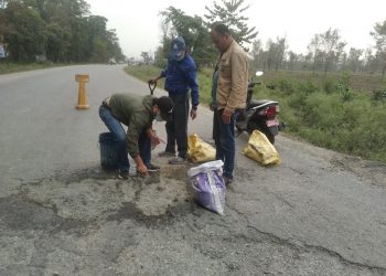 मुख्य राजमार्गको खाल्डाखुल्डी तरहराका युवाहरुले पुरे