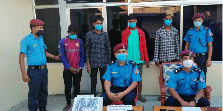 इटहरीबाट कार र मोबाईल चोरी गर्ने चारजना पक्राउ