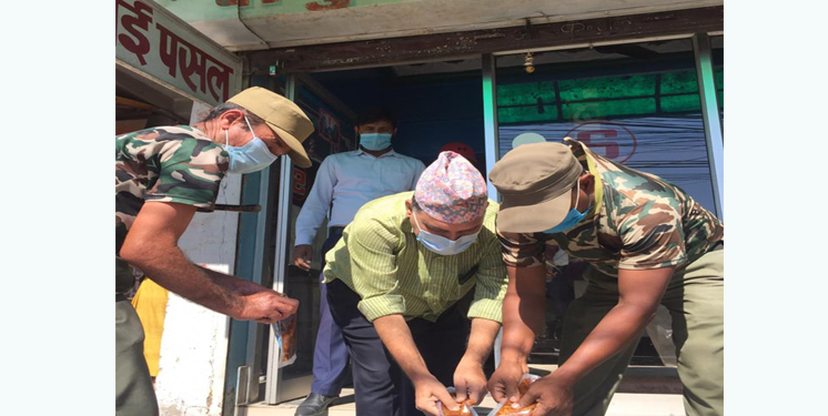 अखाद्य सामान बेच्ने पसलप्रति प्रशासन कठोर बन्दै, इटहरीका मिठाई पसलमा अनुगमन