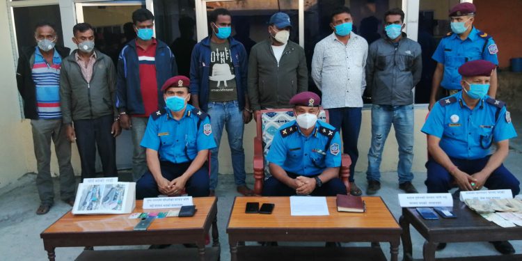 इटहरीबाट डेढ लाख नगदसहित सातजना जुवाडे पक्राउ