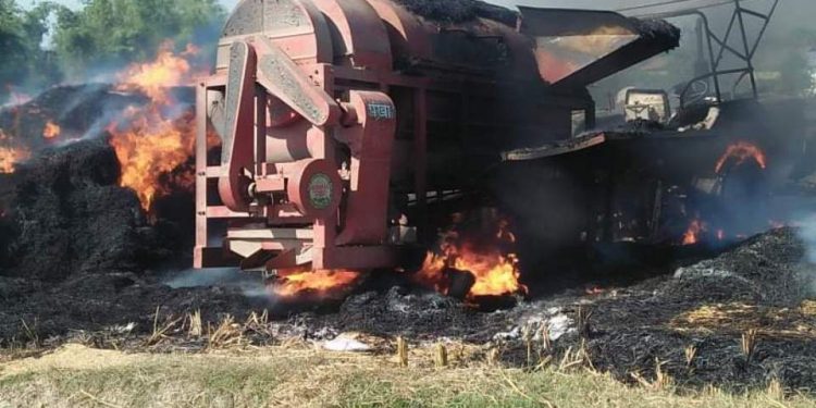 सुनसरीको प्रकाशपुरमा धान थ्रेसर लगाउने क्रममा आगलागी, २२ लाख बराबरको क्षति