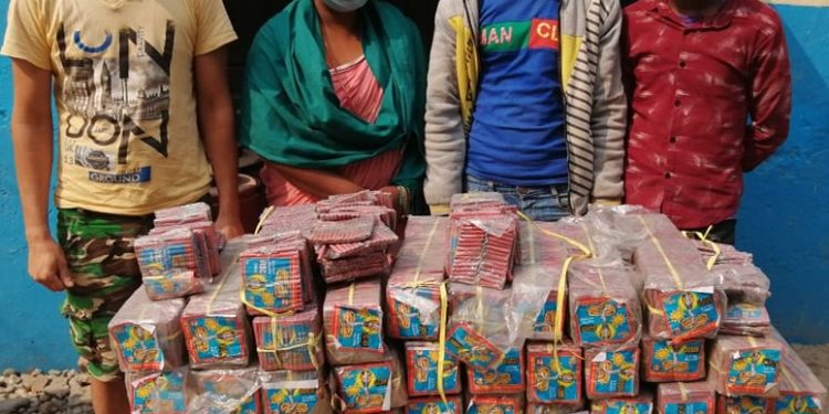 ५६ बण्डल पटकासहित इटहरीबाट चारजना पक्राउ