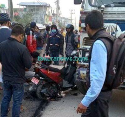 तरहराको बरगाछीमा ट्रकले स्कुटरलाई ठक्कर दियो, धमला गम्भीर घाईते