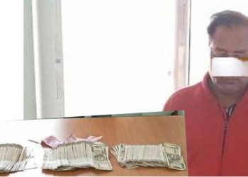 भारतीय नोटसहित एक व्यक्ति पक्राउ