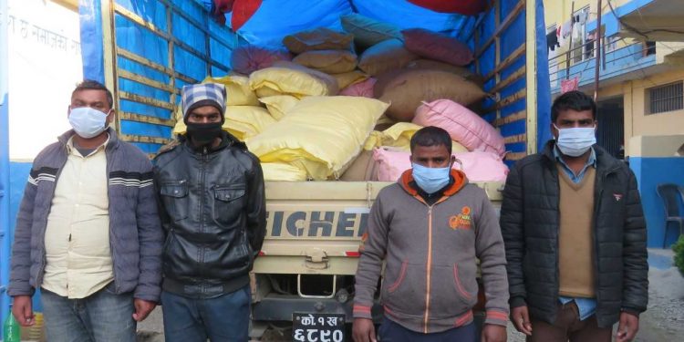 अवैध रूपमा भातरबाट चोरी पैठारी गरी ल्याएको ६३ बोरा सुर्ती सहित ४ जना इटहरी बाट प्रक्राउ