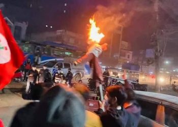 इटहरीमा प्रधानमन्त्री ओलीको पुत्ला दहन