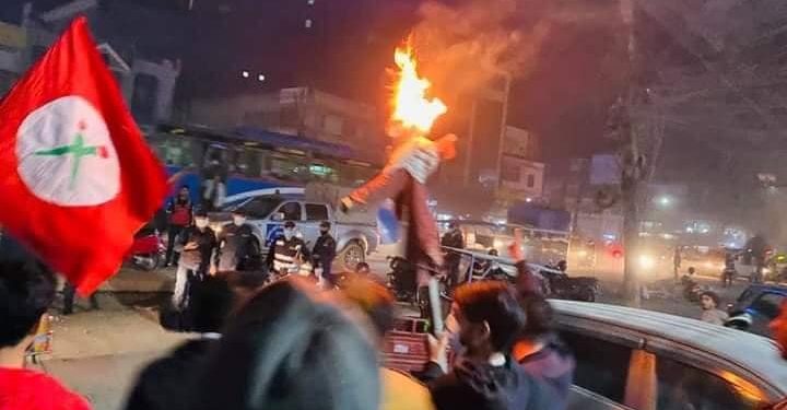 इटहरीमा प्रधानमन्त्री ओलीको पुत्ला दहन