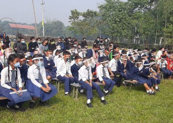 बहुभाषी स्कूललाई लिवरल सोसाइटीद्धारा स्वास्थ्य सामाग्री सहयोग