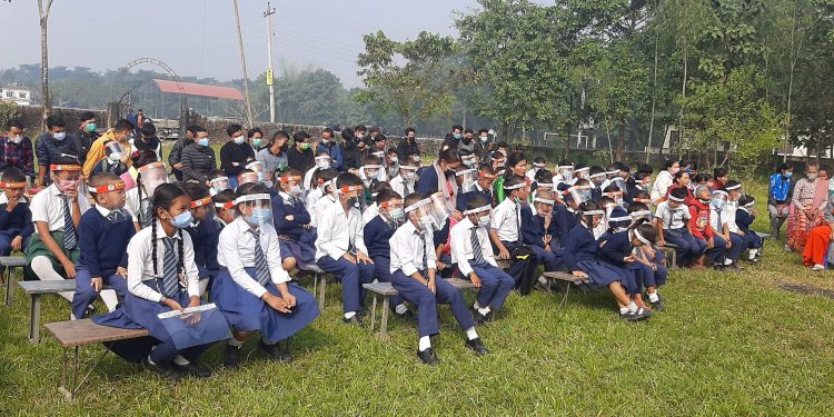 बहुभाषी स्कूललाई लिवरल सोसाइटीद्धारा स्वास्थ्य सामाग्री सहयोग