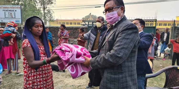 विपन्न परिवारलाई इटहरी उपमहानगरद्धारा कम्बल वितरण