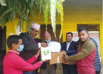 वीपी अध्ययन प्रतिष्ठानद्धारा विद्यालयलाई स्वास्थ्य सामाग्री वितरण
