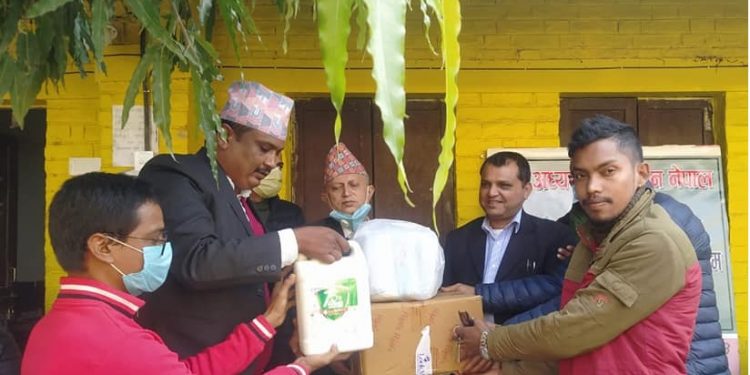 वीपी अध्ययन प्रतिष्ठानद्धारा विद्यालयलाई स्वास्थ्य सामाग्री वितरण