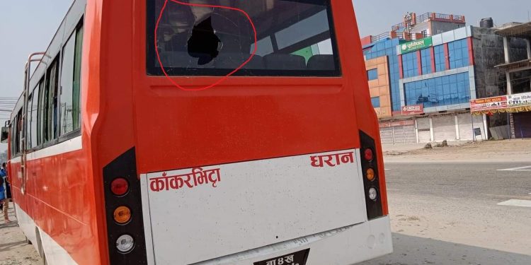 अज्ञात समूहद्धारा झापाबाट धरानतर्फ आउदै गरेको यात्रुबाहक बस तोडफोड