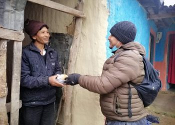 विपन्न परिवारमा तेजबहादुरको उपहार