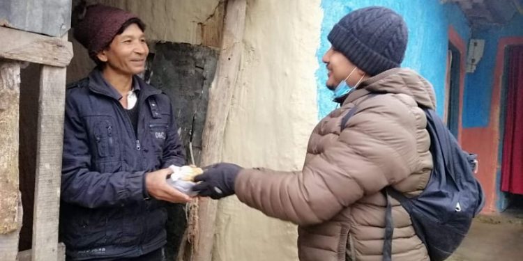 विपन्न परिवारमा तेजबहादुरको उपहार