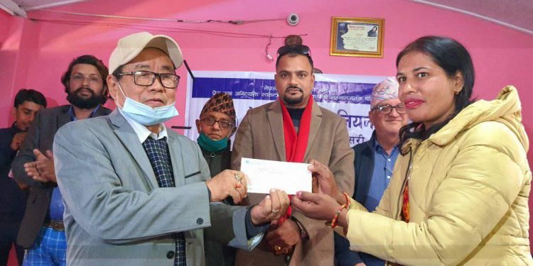 कोरोना पीडित ९ जना पत्रकारलाई बीमा बापतको ९ लाख रुपैँया प्रेस युनियनद्धारा हस्तान्तरण
