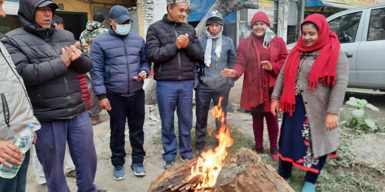 इटहरीमा अत्यधिक चिसो, उपमहानगरले वितरण गर्यो दाउरा