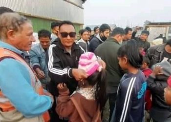 हेल्पिङ हेण्ड क्लबद्धारा जाडोमा लगाउने टोपी वितरण