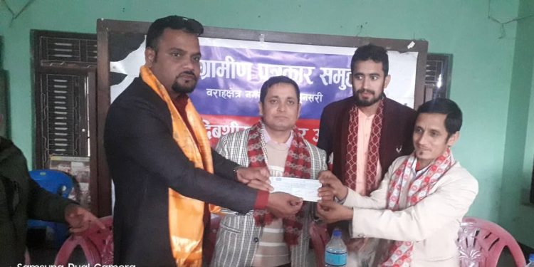 युनियन अध्यक्ष पवनद्धारा ग्रामीण पत्रकार समूहलाई आर्थिक सहयोग
