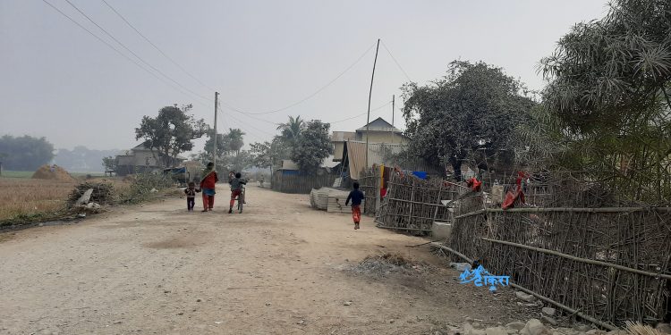 सुनसरीमा एकै गाउँका पचास जना बालबालिका विद्यालय जादैनन्