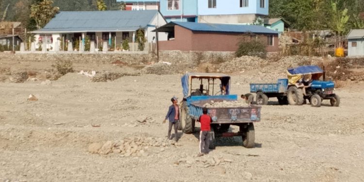 धरानको सेउती र सर्दु खोलामा अवैध रुपमा उत्खनन