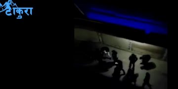 इटहरीमा प्रहरी र होटल व्यवसायीबीच घम्साघम्सी, प्रहरीले लात्तीले हिर्काएको भिडियो भाइरल (भिडियोसहित)