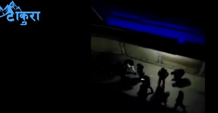 इटहरीमा प्रहरी र होटल व्यवसायीबीच घम्साघम्सी, प्रहरीले लात्तीले हिर्काएको भिडियो भाइरल (भिडियोसहित)