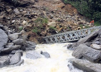 टिपरको ठक्करबाट मृत्यु भएका खड्गबहादुरका आफन्तले क्षतिपूर्तिसहितको माग राख्दै अरुणतेस्रोको काम ठप्प