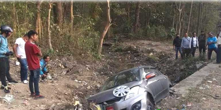 चारकोशे जंगलमा कार दुर्घटना हुँदा दाजु बहिनी घाइते