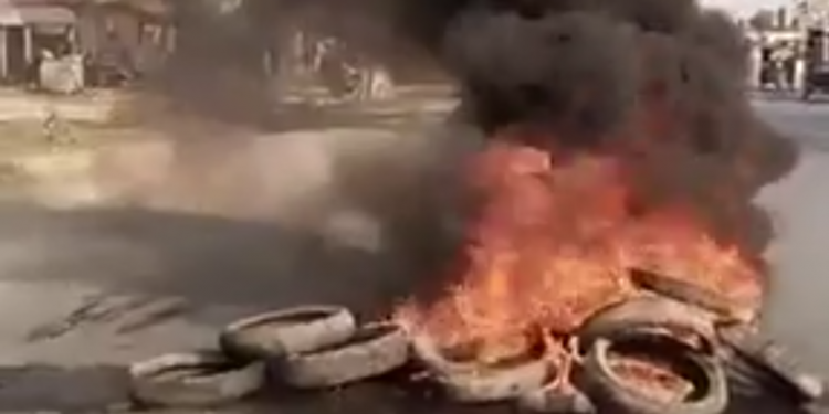 इटहरीमा टायर बालेर बिरोध