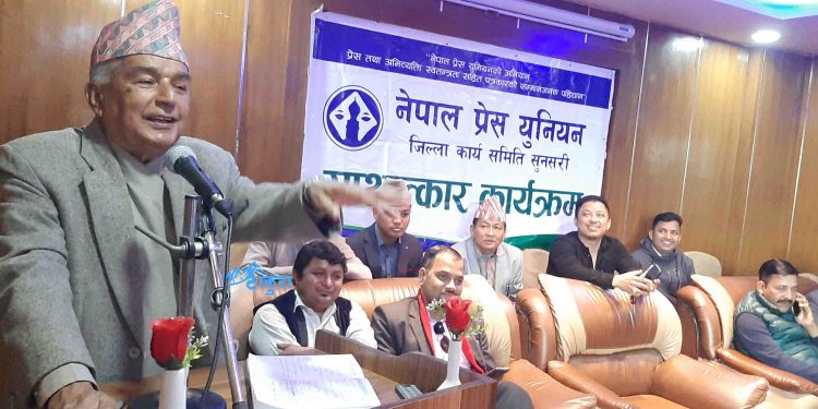 इटहरीमा कांग्रेस नेता पौडेलले भने, ‘चिलले चल्ला लग्यो भन्दै खोरमा कुखुरा खोज्ने काम भयो’
