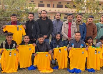 इटहरीका फुटबल खेलाडीलाई जर्सी वितरण