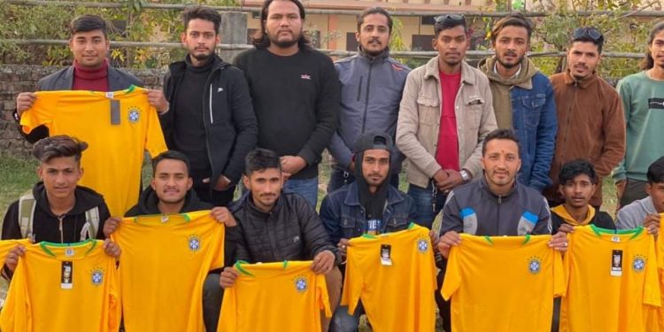 इटहरीका फुटबल खेलाडीलाई जर्सी वितरण