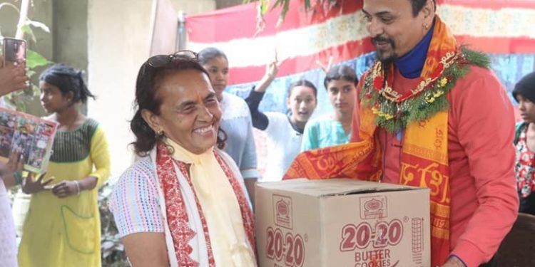 इटहरीको बाल आश्रमलाई सहयोग हस्तान्तरण