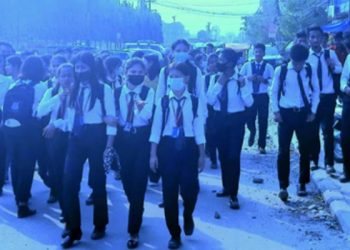 जथाभावी शुल्क असुलेको भन्दै इटहरीको विश्व आदर्श कलेजका विद्यार्थीद्वारा उपमहानगरपालिका परिसरमा आन्दोलन
