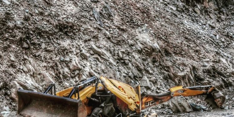 सडकको ट्र्याक खोल्दै गरेको स्काभेटर भीरबाट खस्यो, चालकको मृत्यु