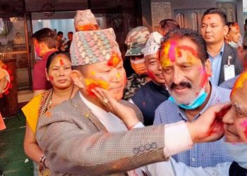 ठूलालाई चैन, सानालाई ऐन ! मुख्यमन्त्री राई होलीमा रम्दै, प्रशासन भन्छ – भीड नगर्नु