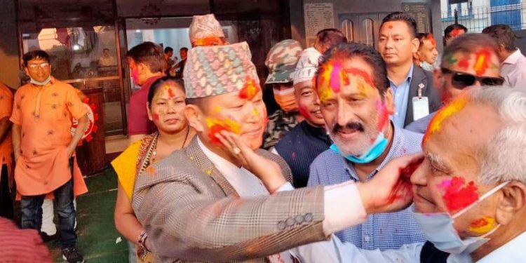 ठूलालाई चैन, सानालाई ऐन ! मुख्यमन्त्री राई होलीमा रम्दै, प्रशासन भन्छ – भीड नगर्नु