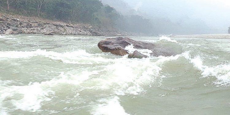 खुवालुङको विवाद चर्किएपछि तत्कालका लागि रोकियो