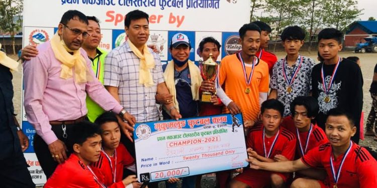 मुकुमलुङ फुटबल क्लबद्वारा आयोजित फुटबलको उपाधि देउराली डायमण्डलाई