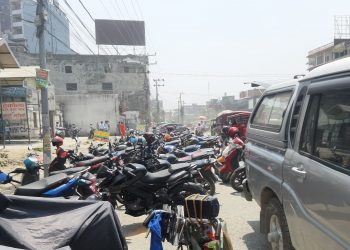 इटहरीमा मुख्य सडकमै पार्किङ