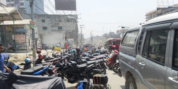 इटहरीमा मुख्य सडकमै पार्किङ