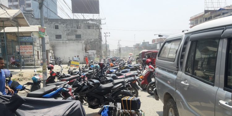 इटहरीमा मुख्य सडकमै पार्किङ