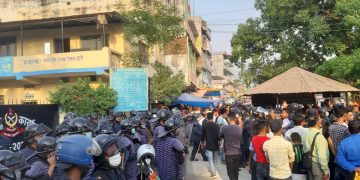 दुर्घटनामा मृत्यु भएपछि पीडितले गरे इटहरी प्रहरी कार्यालय अगाडि प्रदर्शन, सडक अबरुद्ध