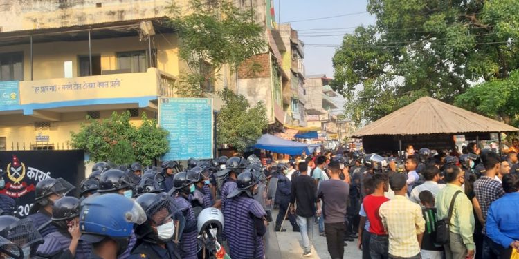 दुर्घटनामा मृत्यु भएपछि पीडितले गरे इटहरी प्रहरी कार्यालय अगाडि प्रदर्शन, सडक अबरुद्ध